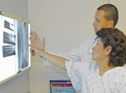 un paciente y un doctor miran una radiografía