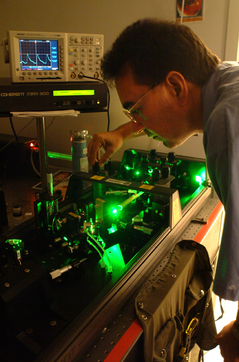 Dr. Vogel working with a multiphoton laser scanning microscopy