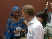 Ambassador Dybul greets a member of FEE, a support group for HIV-positive women, at Centre SAS, a PEPFAR partner providing HIV/AIDS prevention, treatment, and care services in Bouake, Côte d’Ivoire.