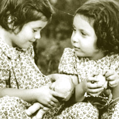 Four-year-old twins Ellinor and Evelyn Perl in a summer camp in upstate New York. The girls and their parents had fled from Germany to Lisbon via Paris. They were able to leave for the United States, on the SS Nyassa, in May 1941. The family arrived in New York on June 13. There the girls attended a pre-school for Jewish refugee children.