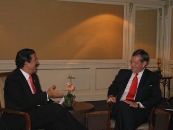 January 14, 2008 – U.S. Secretary of Health and Human Services (HHS) Michael O. Leavitt meets with the President of the Republic of Honduras, the Honorable Manuel Zelaya Rosales, before the inauguration of the Honorable Álvaro Colóm as President of the Republic of Guatemala, in Guatemala City.