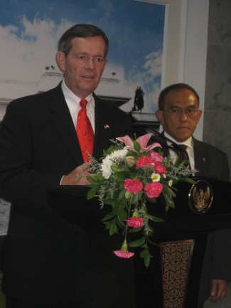 April 14, 2008 – The Honorable Michael O. Leavitt, U.S. Secretary of Health and Human Services, addresses the press in Jakarta with the Honorable Aburizal Bakrie, Coordinating Minister for People's Welfare of the Republic of Indonesia. The two met earlier in the day to discuss U.S.-Indonesian cooperation on health matters. (Photo Credit: Christopher Hickey)