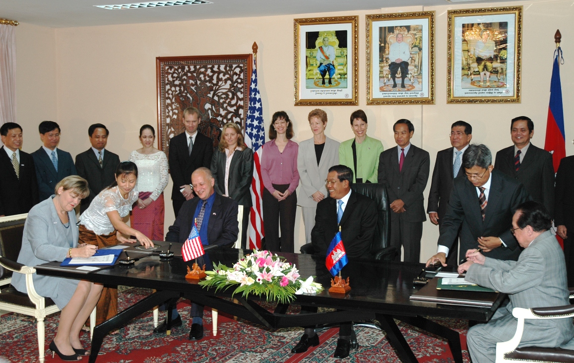 USAID Mission Director Erin Soto and Cambodian Minister of Foreign Affairs and International Cooperation Hor Namhong sign for their respective governments. U.S. Ambassador to Cambodia Joseph A. Mussomeli and Samdech Hun Sen, Prime Minister of Cambodia, presided over the event.