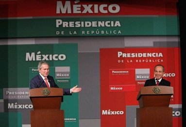 El Presidente George W. Bush y el Presidente de México, Felipe Calderón, ofrecieron juntos una rueda de prensa el miércoles, 14 de marzo de 2007 en Mérida, México. México es la última escala de la gira del Presidente Bush por cinco países de América Latina. Foto de Paul Morse de la Casa Blanca
