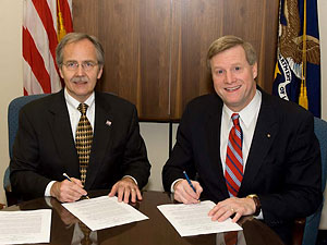 William E. Gaskin, CAE, President, PMA, and OSHA’s Assistant Secretary, Edwin G. Foulke, Jr., sign a national Alliance renewal on November 29, 2007
