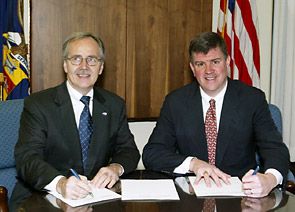William E. Gaskin, CAE, President, PMA, OSHA’s Acting Assistant Secretary, Jonathan L. Snare, sign national Alliance on November 17, 2005
