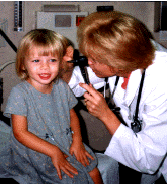 Doctora revisando oídos de niña 