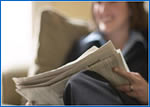 Personas leyendo el periódico