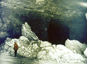 Imagen de un derrumbe grande de rocas en una mina subterránea de piedra caliza.