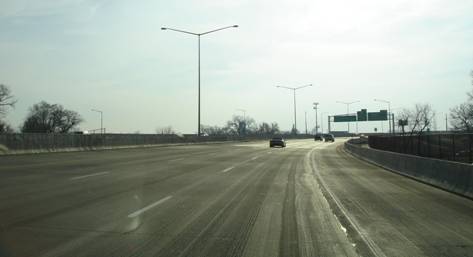 Figure 10.  Comparison of how shoulder width affects stopping sight distance past concrete bridge rail along horizontal curves.