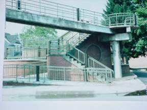 Pedestrian overpass with a switchback ramp (photo)