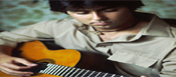 Fotografía de un joven tocando la guitarra