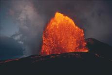 Fotografía de una erupción volcánica
