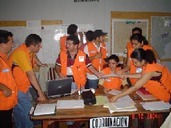 CONRED ha organizado y capacitado a una red de voluntarios locales y regionales y personal de servicio quienes se encuentran listos para responder inmediatamente a los desastres.