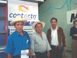 Don Feliciano Castellanos, director de La Estansa, (derecha) y Flaviano Cajti Alvarado (centro) son mayas de San Martín que hablan kaqchiquel.