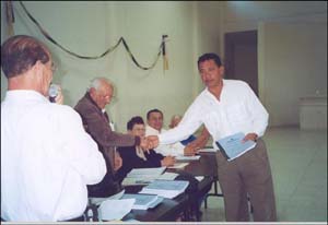 Photo: Miguel Lagos, hands over the first social audit report to Mayor Guillermo Díaz.