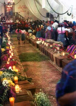 Una comunidad rural maya organizó una ceremonia funeraria para sus seres amados cuyos restos se colocaron en pequeños ataúdes de pino antes de ser sepultados dignamente.