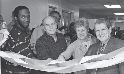 Present at the ribbon-cutting ceremony (from l.), Gilbane senior project engineer Earl Gilliam; NIAMS scientific director Dr. John O扴hea; ORF research space coordinator Cyrena Simons; and NIAMS director Dr. Stephen Katz