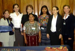 First Lady Wendy de Berger (third from left, rear) discussed social and economic development with Guatemala’s representatives to the Global Summit for Women.
