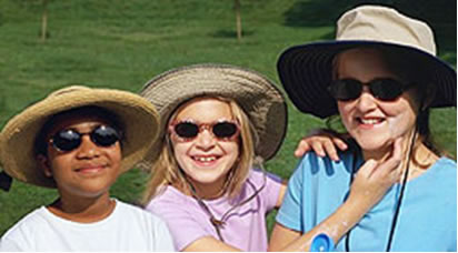 Niñas con sombreros de ala ancha y gafas de sol