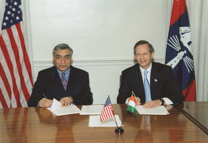 Under Secretary Kenneth I. Juster and Indian Foreign Secretary Kanwal Sibal sign the Statement of Principles for U.S.-India High Technology Commerce.