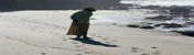 Fotografía de una mujer caminando por la playa