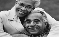 Fotografía de una pareja de adultos mayores afroamericanos.
