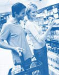 Imagen de una pareja haciendo compras en el supermercado