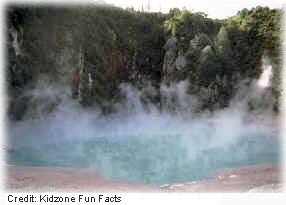 Foto mostrando a evaporação de uma lagoa. 