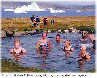 Foto de banhistas em uma fonte natural morna na Groenlândia.