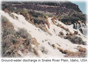 Fotografia mostrando a água do solo descarregando a uma alta taxa em Idaho, USA.. 