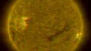 Closer View of the Equatorial Region of the Sun, March 24, 2007 (Anaglyph)