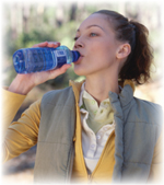 mujer bebiendo agua embotellada