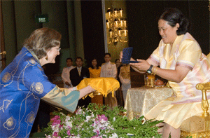 Peace Corps Deputy Director Jody K. Olsen offers a present to Her Royal Highness Princess Maha Chakri Sirindhorn of Thailand