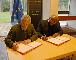 photo of pact signing