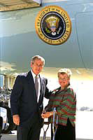 President George W. Bush met Linda Stephenson upon arrival in Milwaukee, Wisconsin. Stephenson is a local businesswoman who has dedicated her time over the past 36 years to helping more than 30 local, national, and international nonprofit organizations.