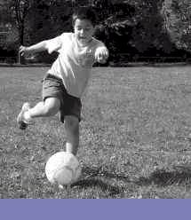 Niño jugando fútbol
