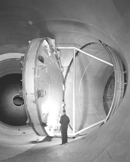 Swing valve for supersonic wind tunnel