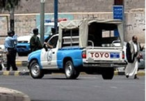 La Policía acordonó el área frente a la embajada de EE.UU. en Sanaa. (Foto AFP)