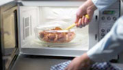 Agitando comida en el horno de microondas