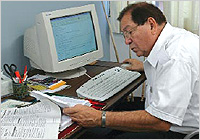 un hombre está usando una computador