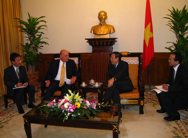 Deputy Secrtary of State John D.Negroponte meets with Vietnamese Foreign Minister Khiem in Hanoi, September 11, 2008. State Department photo.