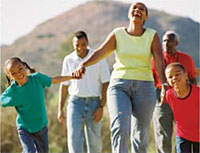 Imagen De Una Familia  Divirtiéndose En El Campo