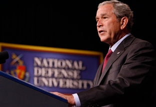 الرئيس جورج بوش يلقي ملاحظاته يوم الثلاثاء خلال برنامج المحاضرات المتميزة في جامعة الدفاع القومي. علماً بأنّ الرئيس قبل توصيات القادة العسكريين لخفض مستويات تواجد القوات الأمريكية في العراق بمقدار 8000 خلال كانون الثاني/يناير