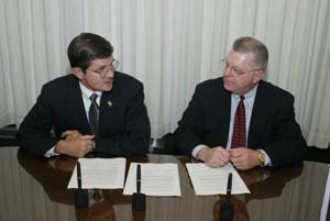 (L-R) OSHA's then-Assistant Secretary, John Henshaw and NHCA President, Tim Bailey sign a national Alliance on June 2, 2003.