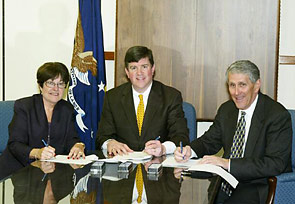 L-R Susan Hollingsworth - President, CSDA, OSHA's then-Acting Assistant Secretary Jonathan L. Snare, and Patrick O'Brien - Executive Director, CSDA, sign a national Alliance agreement on March 16, 2006