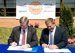 (left to right) OSHA’s Assistant Secretary, Edwin G. Foulke, Jr. and John Gibson, President, PLANET sign the Alliance renewal agreement on April 6, 2006