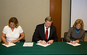 (L to R) Pamela Cordier, Executive Director, PPSA, Assistant Secretary, Edwin G. Foulke Jr., USDOL-OSHA, and Donna Harman, President and CEO, AF&PA sign the national Alliance renewal agreement on November 1, 2007