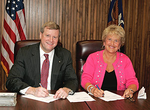 (L-R) OSHA’s Assistant Secretary, Edwin G. Foulke, Jr.; and National Association of Home Builder’s, First Vice President, Sandy Dunn; sign a national Alliance renewal agreement on June 27, 2007
