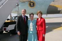 President George W. Bush met Della Amos upon arrival in Springfield, Illinois, on Tuesday, April 19, 2005.  Amos is a volunteer with the Foster Grandparent Program at Pawnee Grade School in Springfield. 